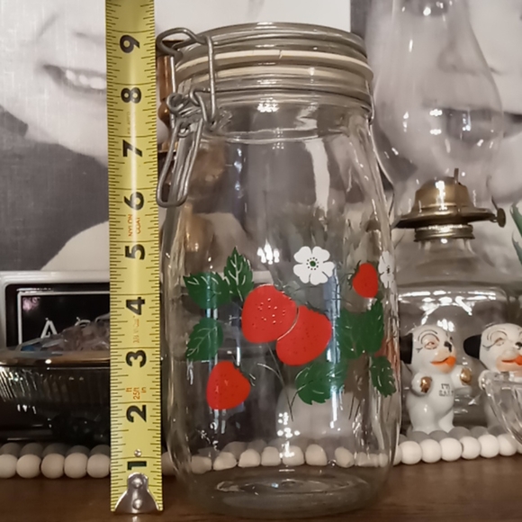 Vintage Strawberry ARC canister 1.5L - Picture 3 of 4